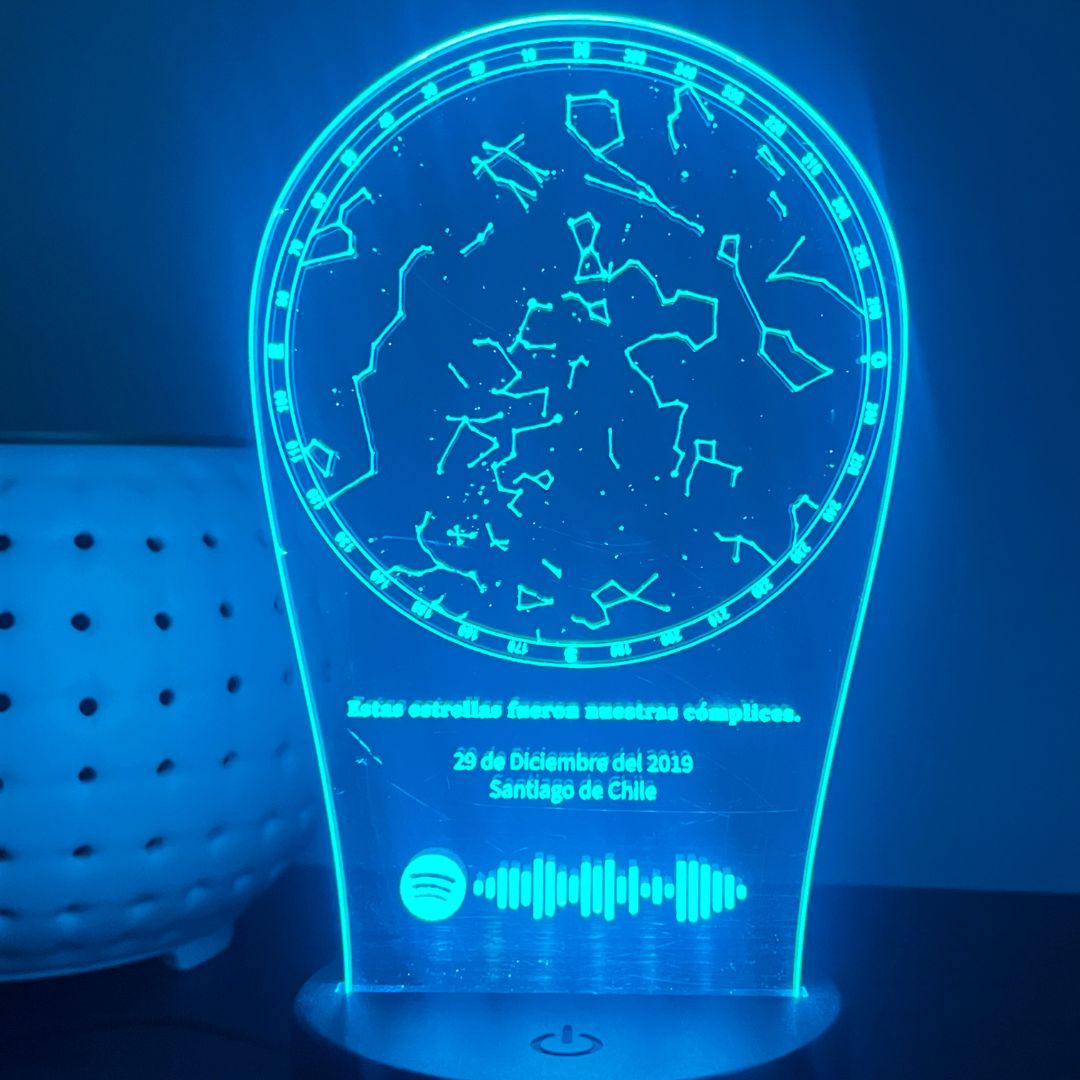Lámpara de acrílico iluminada con un mapa de constelaciones grabado