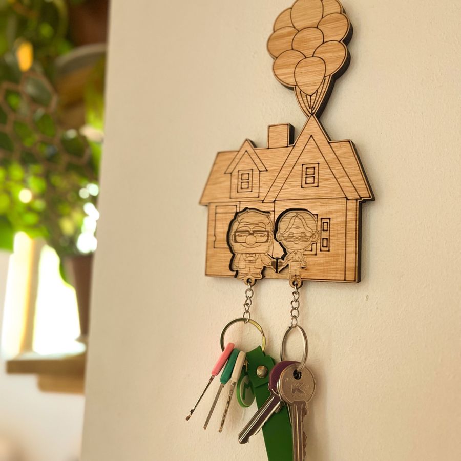 Colgador de llaves de terciado con forma de casa y globos